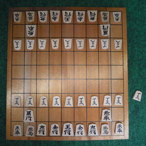 将棋セット（中古品）二つ折り将棋盤と白椿彫の駒「天上作」木箱入りの画像2