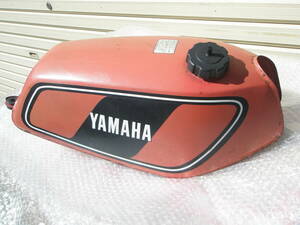 ヤマハ　DT125 2NO ガソリンタンク　キャップとコック付き。　色褪せ錆あり。内錆はそれほど目立ちません。ペイントベースなどにも。