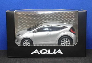 トヨタ アクア AQUA プルバック ミニカー（シルバーメタリック）非売品