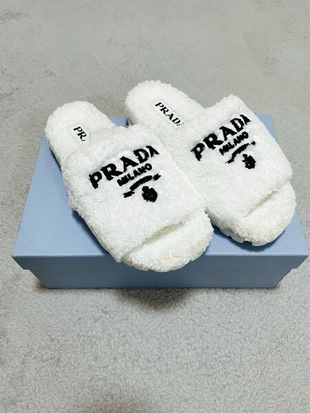 PRADA ファーサンダル