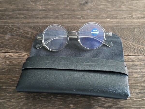 黒ケース付き　丸型　老眼鏡おしゃれ　老眼鏡　丸　リーディンググラス　度数3.0 グレイ