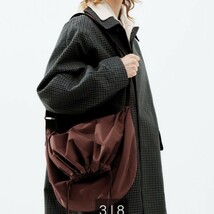 新品　未使用　タグ付き　ユニクロ UNIQLO U ドローストリングショルダーバッグ ワイン　ワインレッド　男女兼用 ボディバッグ 斜めがけ _画像3