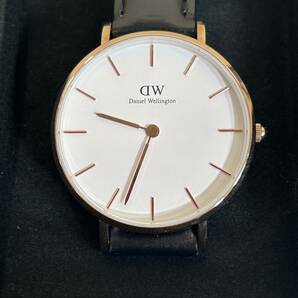 ● Daniel Wellington ダニエル ウェリントン 腕時計 クォーツ QZ レザーベルト 白文字盤 箱付き 1円スタート 美品 1円スタートの画像2