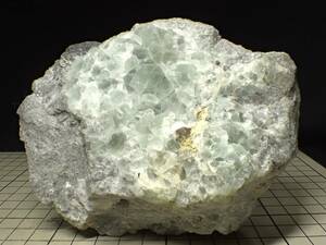 福島県 蛍鉱山産　蛍石（水晶を伴う）