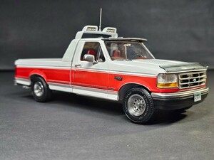 プラモデル完成品　1/25 ピックアップトラック　1995 Ford F-150 XLT 車体色レッド/ホワイト　AMT ERTL 