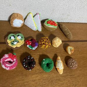 かぎ針編み　刺しゅう糸で編んだ美味しいパン屋さん15点セット　手編みのハンドメイド品