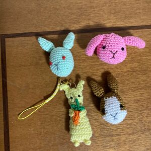 刺しゅう糸で編んだかぎ針編みのパステルカラーのうさぎのブローチ3種とストラップ　手編みのハンドメイド品