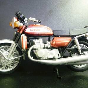 1/24 スズキ GT750 ブライトレッド スズキ GT 750 並列3気筒水冷 バッファロー 水牛 1971の画像2