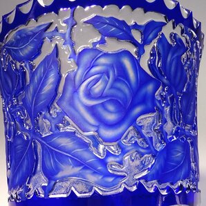 慶應◆BOHEMIA ボヘミアガラス コバルト被せクリスタルガラス 薔薇文花瓶 飾壷 高さ27.5cmの画像3
