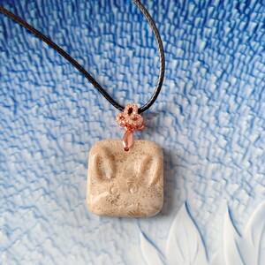 ♪化石珊瑚(フォシルコーラル)♪ネックレス♪ペンダント☆天然石♪兔形　彫刻♪パワーストーン♪巾着袋付き♪プレゼントにも P204286