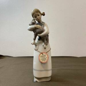 【MH-7238】中古品 LLADRO リヤドロ 仔山羊を抱く少女 ヤギ 少女 陶器 フィギュリン 西洋陶器 人形 西洋磁器 置物