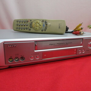 10OL24 SANYO サンヨー  ビデオデッキ ビデオテープレコーダー [VZ-H44B型]シルバー リモコン付きの画像1