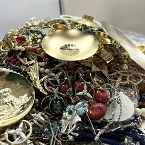 仙1 イミテ約30kg まとめ ネックレス 指輪 金杯 ブローチ ネクタイピン イヤリング ピアス リング パール ゴールド シルバー アクセサリーの画像4