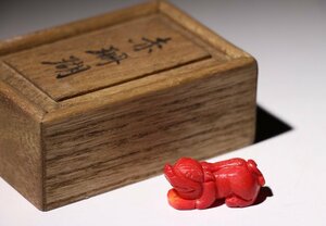 ☆撫子☆ 神獣赤珊瑚根付　幅約３．６㎝　(検)彫刻 血赤 唐物 中国美術 古玩 古道具