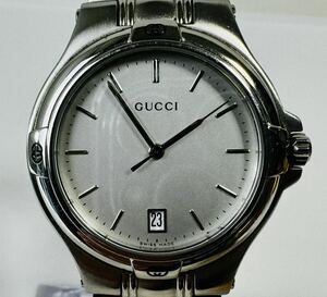  □ GUCCI グッチ 9040M デイト アナログ クォーツ シルバー文字盤 メンズ腕時計/264527/423-37