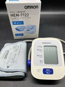 D83［中古品］OMRON 上腕式　血圧計　HEM-7122 動作品　オムロン