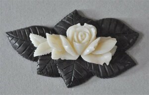 ナンタケットバスケット用の白サンゴの薔薇に黒檀の葉デザインプレートセットオーナメント