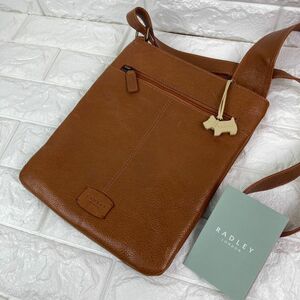 極美品　ラドリー　RADLEY ショルダーバッグ　レザー　犬チャーム　ブラウン