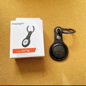 Spigen AirTag ケース レザー キーホルダー カバー カラビナ付き エアタグ ケース ヴァレンティヌス ブラック