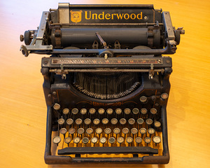 * antique Underwood Standard Typewriter No.5