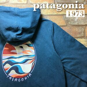 ★USA直輸入★正規品★【patagonia パタゴニア】背中BIGプリント 裏起毛 プルオーバー パーカー【レディース M】ブルーグレー 老舗 K3-226