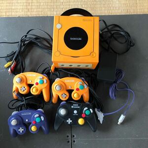 【中古】任天堂 Nintendo ゲームキューブ GAME CUBE オレンジ 本体 アダプター ケーブル各1ケ コントローラー4ケ