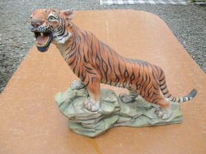 虎の置物　陶器製　高さ３３cm全長３９cm幅１４cm　中古品
