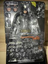 HOTTOYS BATMAN TECH COWL & SNIPER RIFLE MMS342 バットマン ホットトイズ ジャスティスの誕生_画像3