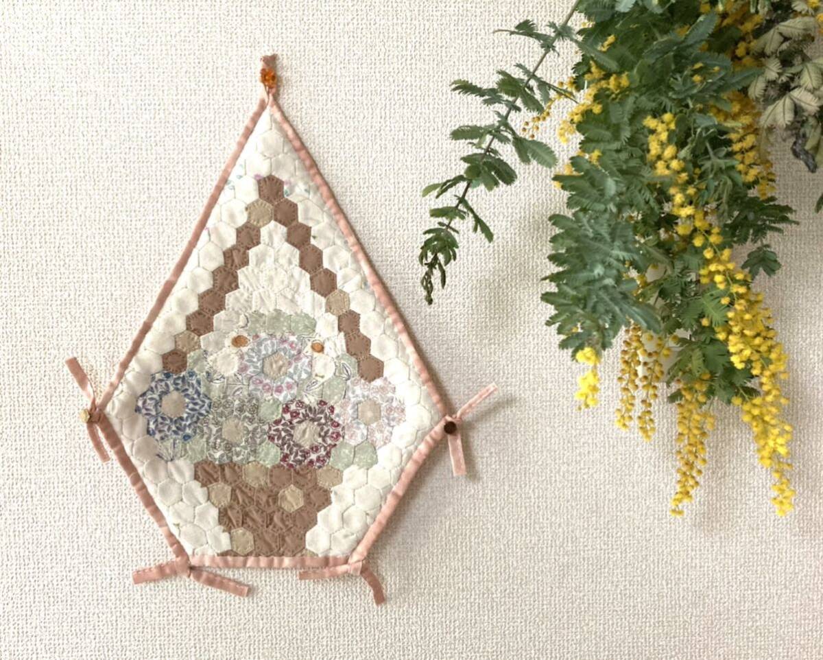 Fait à la main ◇Patchwork Quilt Tapestry Liberty Minapelhonen Panier de fleurs, couture, broderie, Produit fini, autres