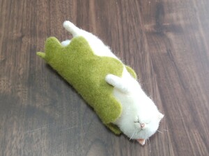 ＊obu＊ハンドメイド＊ 羊毛フェルト　猫 和猫 ねこ へそ天 白猫 子供の日 かしわ餅 手のひらサイズ