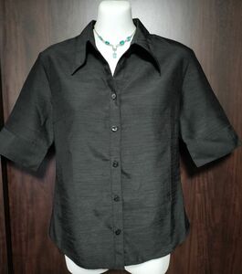 サテン調・半袖ブラウス・黒/Ｍサイズ・９号 /シャツ 半袖 ブラック