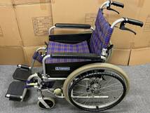 【ST18471ST】KAWAMURA カワムラ 車いす 車椅子 車イス 自走用 リハビリ 歩行補助 介護用品 折りたたみ チェック ※タイヤパンクしてます_画像2