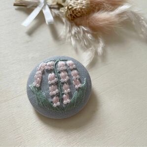 ピンクのすずらん刺繍ブローチ　くるみボタン