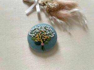 ミモザとかすみ草花束刺繍ブローチ　くるみボタン