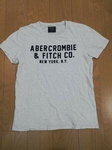 “Abercrombie & Fitch アバクロ【ヴィンテージ風カレッジデザインTシャツ】◆Sサイズ　オートミール