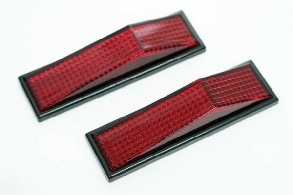 送料込 汎用ブラック枠付き リフレクター 大 レッド 赤 黒 フレーム バンパー リア サイド テール エアロ 反射材 反射板 LED は無し 車