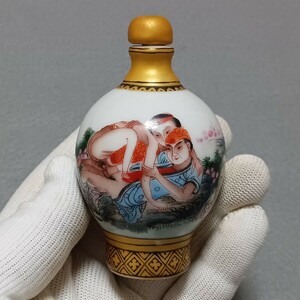 舶来品 中国古磁 粉彩 春宮 枕絵紋 鼻煙壺 薬瓶 清代寿古斎在銘 激安