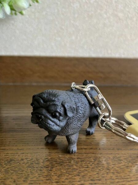 かわいい犬のフィギュアキーホルダー♪　パグ　ブラック　黒パグ　キーリング