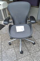 F355 展示品美品 Herman Miller ハーマンミラー AER1A13DF オフィスチェア Aeron Chair アーロンチェア グラファイトフレーム AサイズI_画像1