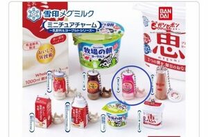 未開封　 雪印メグミルク ミニチュアチャーム　乳飲料＆ヨーグルトシリーズ いちごミルク