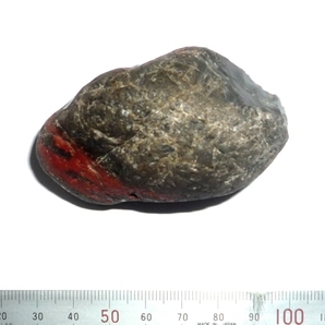 伊勢市高麗広産、小型の鉱物標本「灰黒色チャート中の脈性鉄石英」（赤玉石・レッドジャスパー）の画像4