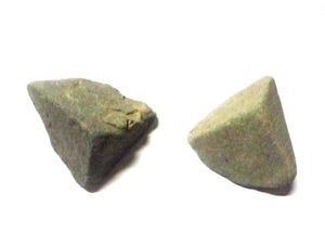 伊勢市 五十鈴川産の奇形転石礫、最近採集したての三稜石類似の「緑色岩の三角礫・２個」
