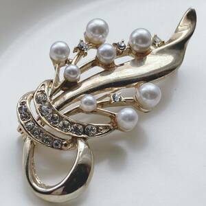 ヴィンテージブローチ　パール　キラキラ　フェイクダイヤ　ゴールドカラー　ゴージャス☆japan Vintage jewelry accessories　k0354