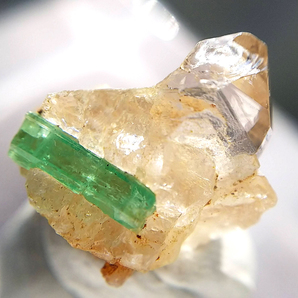 ミニチュア エメラルド on クォーツ 緑柱石 水晶 結晶 原石 標本 アフガニスタン産 約3.90ct 10の画像1