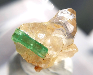 ミニチュア エメラルド on クォーツ 緑柱石 水晶 結晶 原石 標本 アフガニスタン産 約3.90ct 10