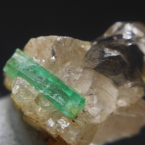 ミニチュア エメラルド on クォーツ 緑柱石 水晶 結晶 原石 標本 アフガニスタン産 約3.90ct 10の画像4