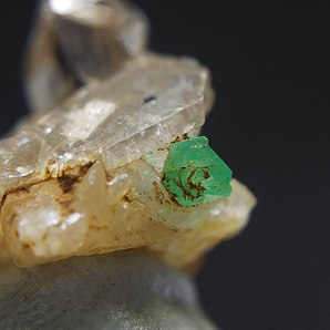 ミニチュア エメラルド on クォーツ 緑柱石 水晶 結晶 原石 標本 アフガニスタン産 約3.90ct 10の画像9