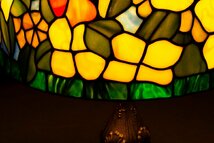 【善古堂】某有名オークション買入 ステンドグラスランプ ガラス工芸 卓上照明 置物 飾り テーブルランプ 花柄 アンティーク0402-13H08_画像7