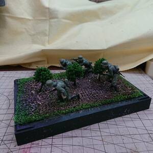 送料込み_03)ヒカリ工房製_1/35_ドイツ軍_戦闘シーンのディオラマ(膝立ち打ち_果樹園)_完成品送付用アクリルケース付き_塗装済み完成品