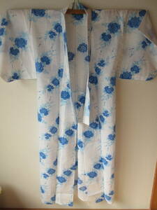 白地に青色の花模様の浴衣　新品保管品です。　　